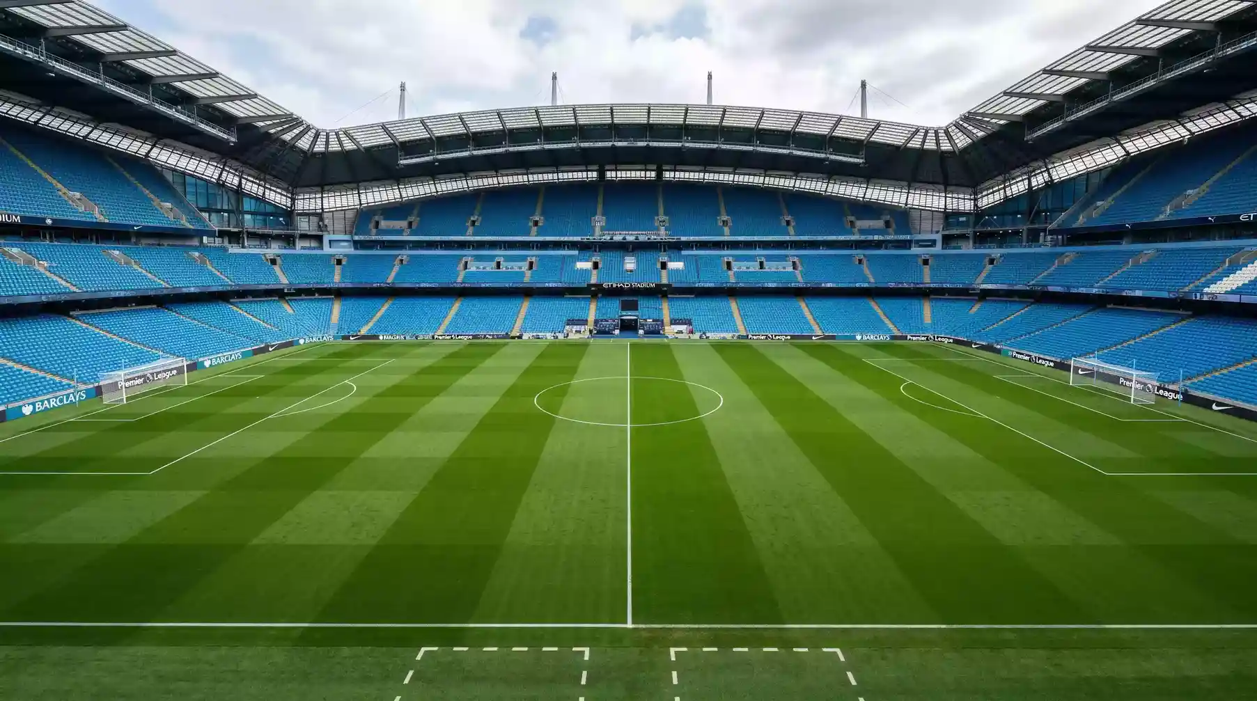 Estadio de la Premier League con el césped preparado para el inicio de una nueva jornada de liga
